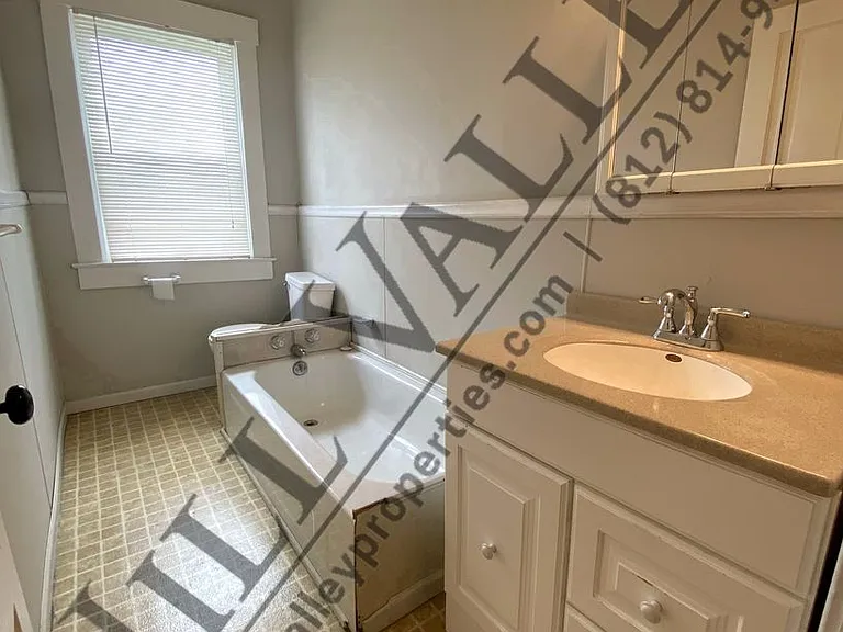 1028 S Center St — Photo 16