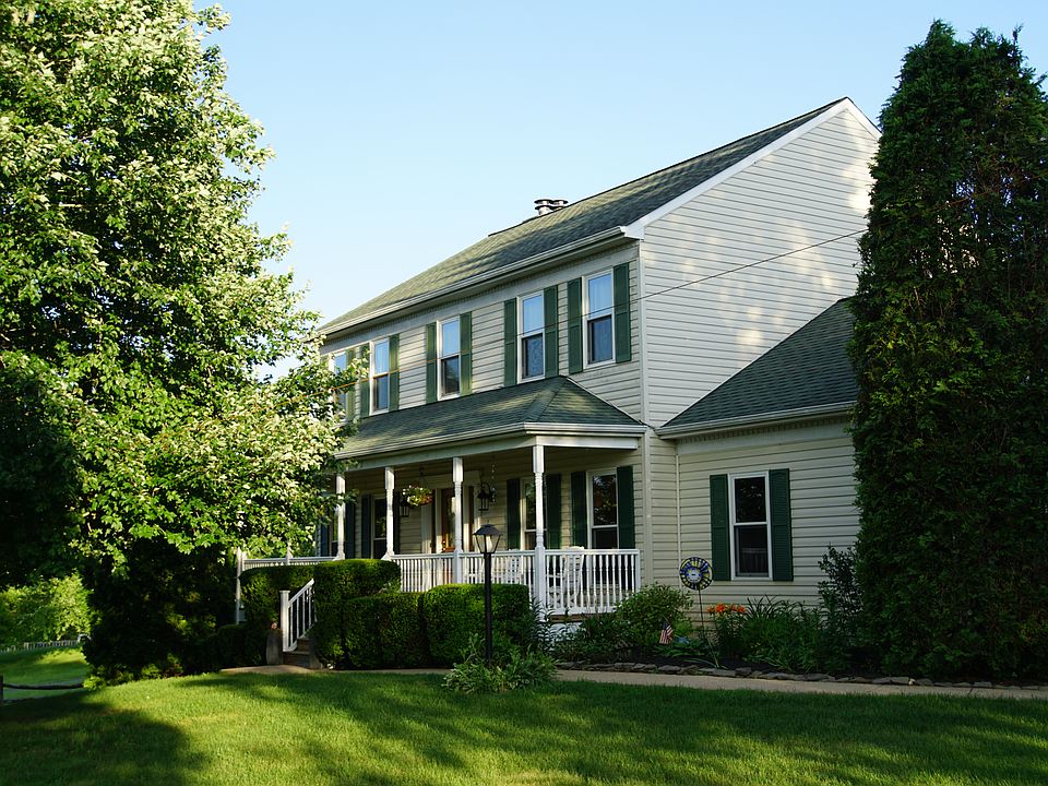 1st image of 72 Crown Manor Dr