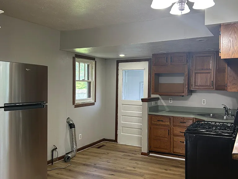 915 Clover St — Photo 12