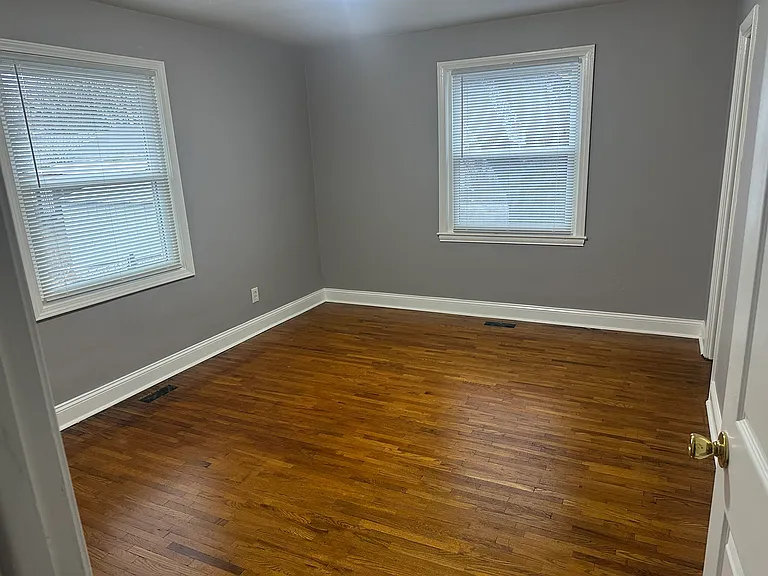 2919 S Center St — Photo 8