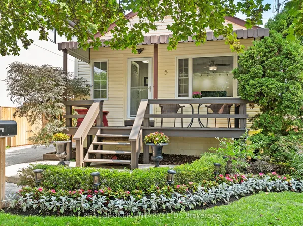 5 Acorn Ave, Toronto, ON M9B 3P7