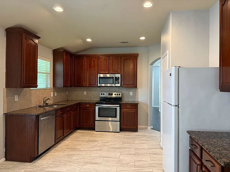 437 Grant Ln — Photo 6