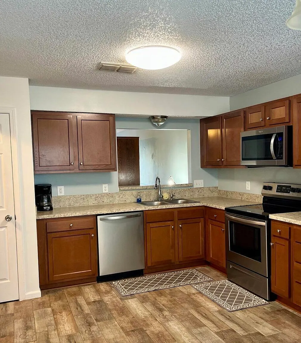 3 bed, 2.0 bath, 1386 sqft, $2,400 — Photo 2