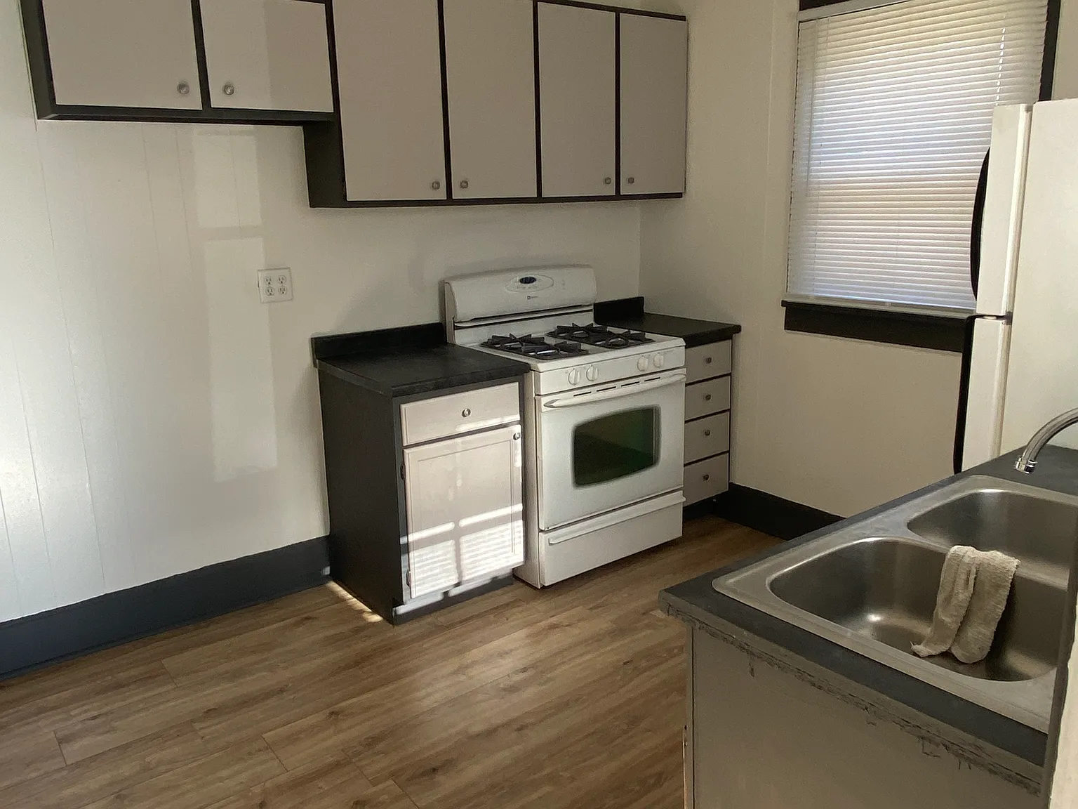 207 E Grand Ave — Photo 3