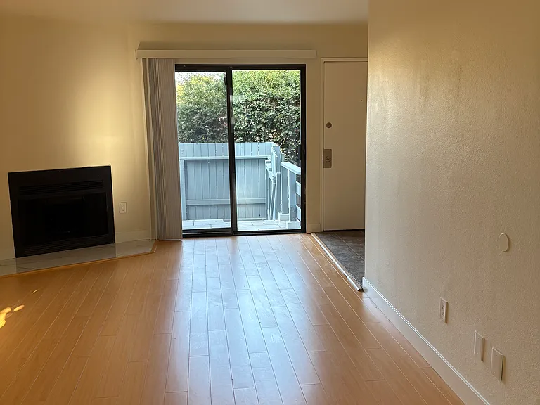 15113 Saticoy St #6 — Photo 2