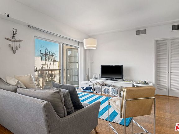4th image of 622 S Barrington Ave APT 403