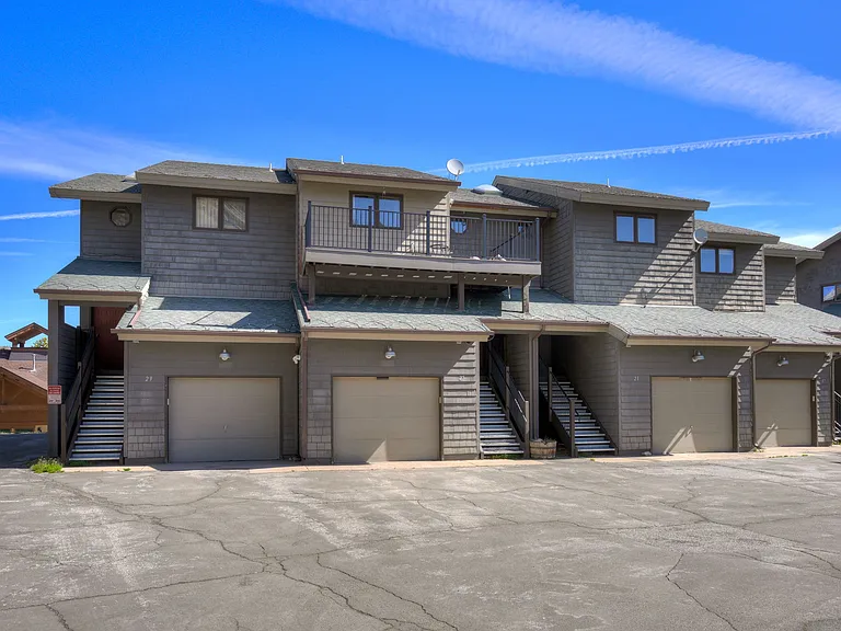 25 Mount Royal Dr — Photo 2