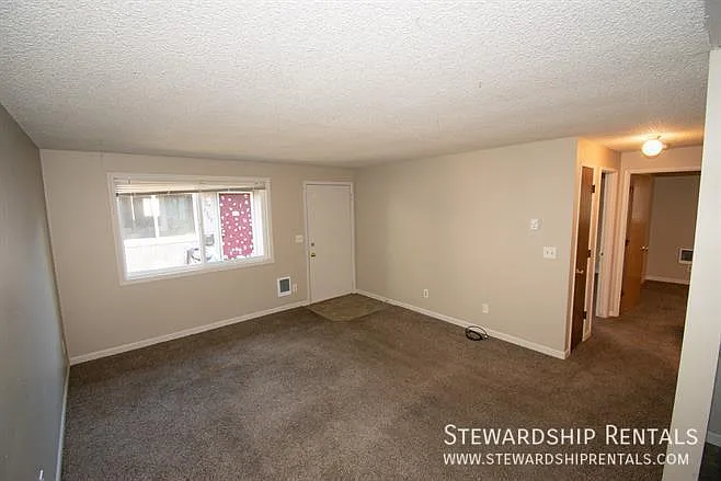 1355 Liberty St N #E — Photo 3