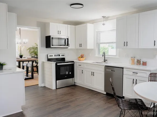 1410 Fox Run Dr, Charlotte, NC 28212