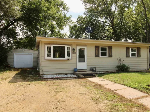 1213 Kingsley Dr, Machesney Park, IL 61115