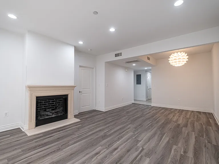 147 S Doheny Dr #303 — Photo 14