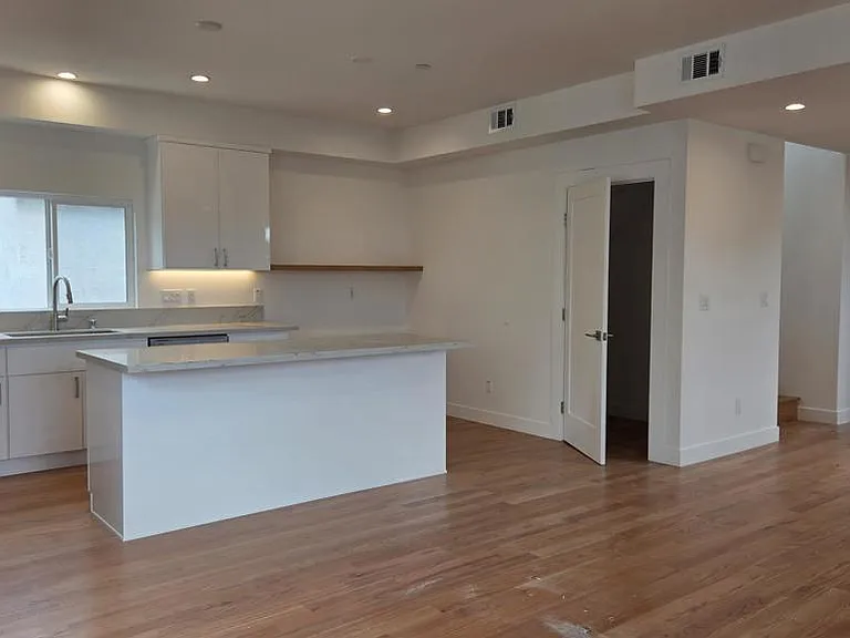 915 N Ridgewood Pl — Photo 8