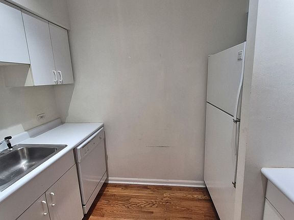 3rd image of 1440 W School St