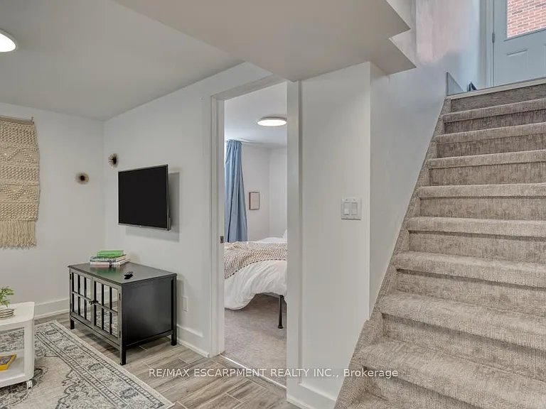 239 Cloverdale Ave E #LOWER — Photo 4