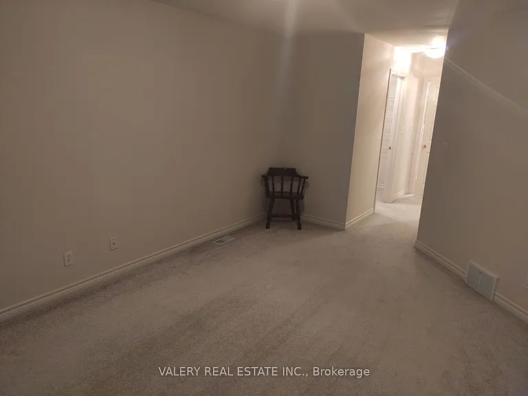 1058 Lexington Cir — Photo 14