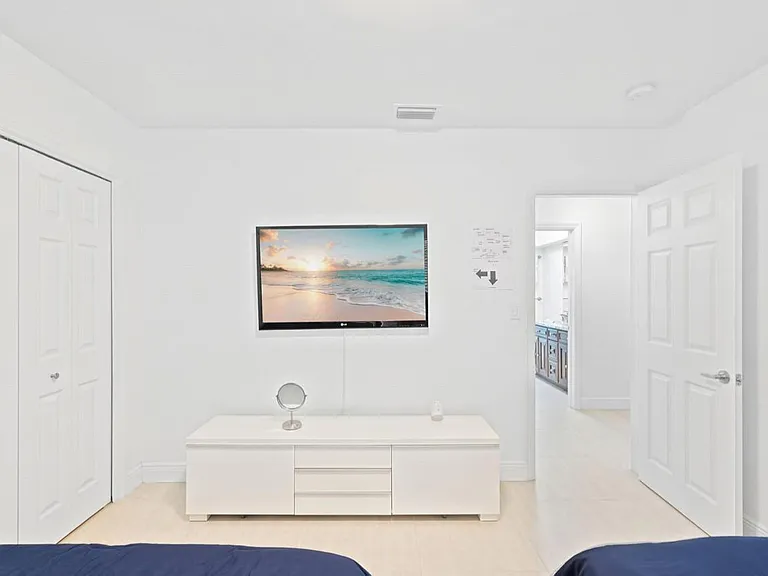 5921 SW 17th Ct — Photo 22