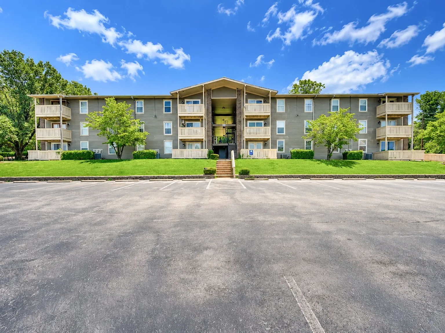 2 bed, 1.0 bath, 918 sqft, $1,500 — Photo 2