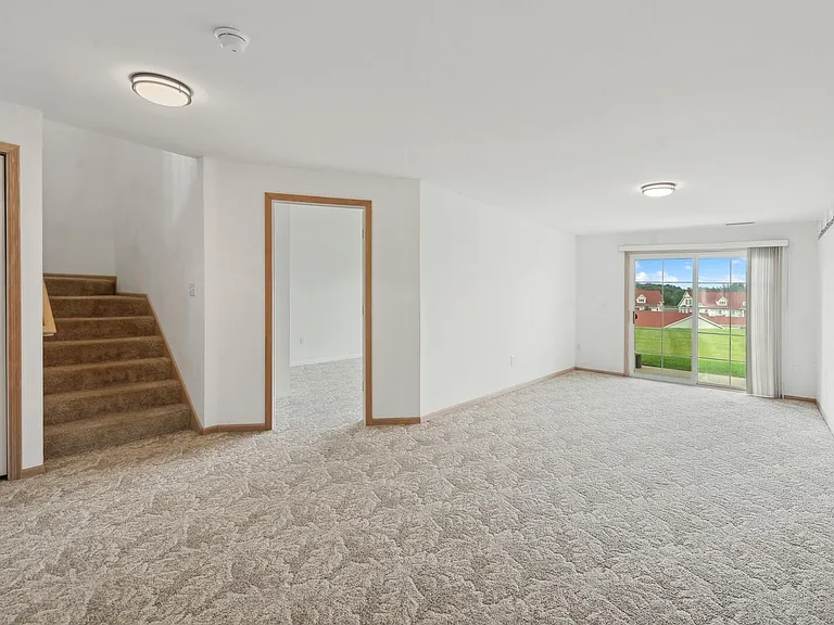 2152 Newbury Ln — Photo 9