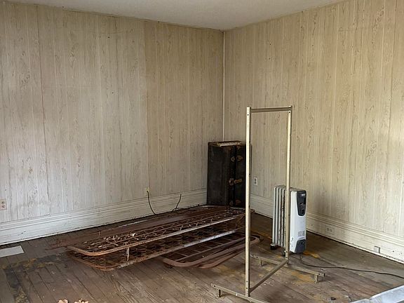 4th image of 221 E Williams St