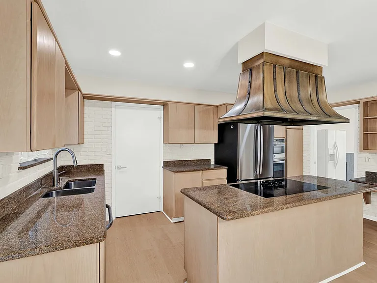915 James K Blvd — Photo 18