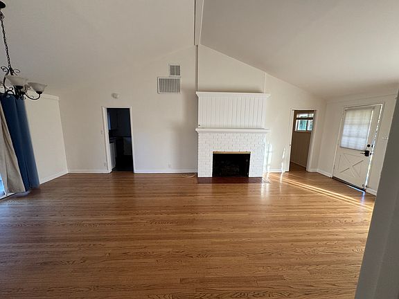 3rd image of 23363 Burbank Blvd