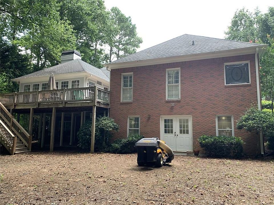 2nd image of 2035 Oak Ln