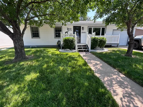 1501 Bridle Dr, Mitchell, SD 57301