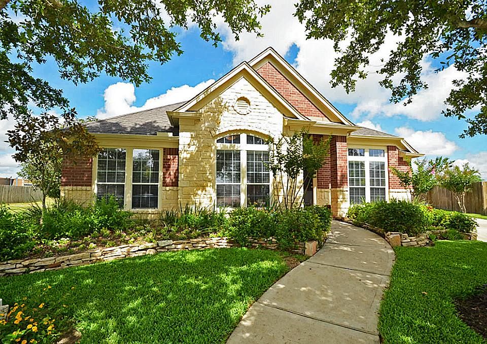 Gorgeous 1 story plan with 3 car detached garage! A rare find!