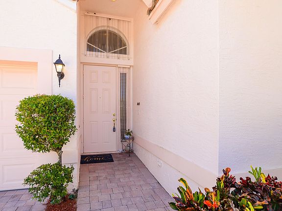 4th image of 227 NW Chorale Way NE
