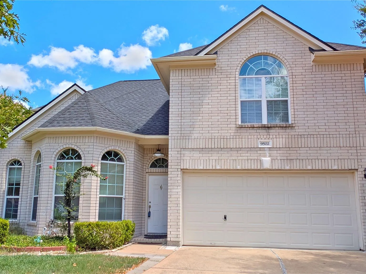 4 bed, 2.5 bath, 2146 sqft, $2,200 — Photo 2