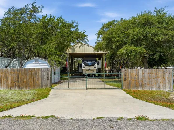 711 Steart St, Rockport, TX 78382