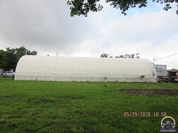 5th image of 207 SE Woodland Ave