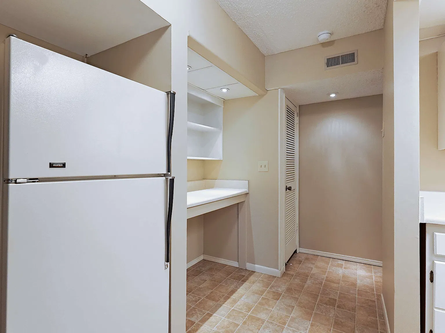 2 bed, 1100 sqft, $929 — Photo 2