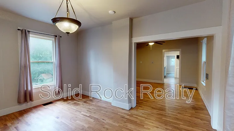 2 bed, 1.0 bath, 1000 sqft, $1,250 — Photo 2