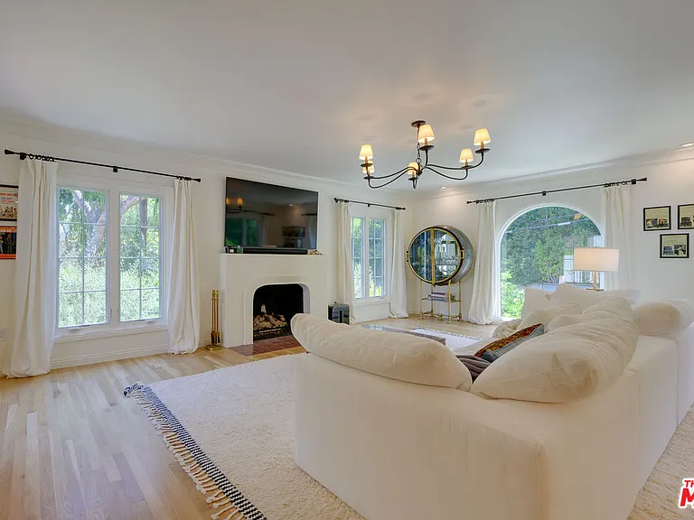 1007 Carol Dr — Photo 2