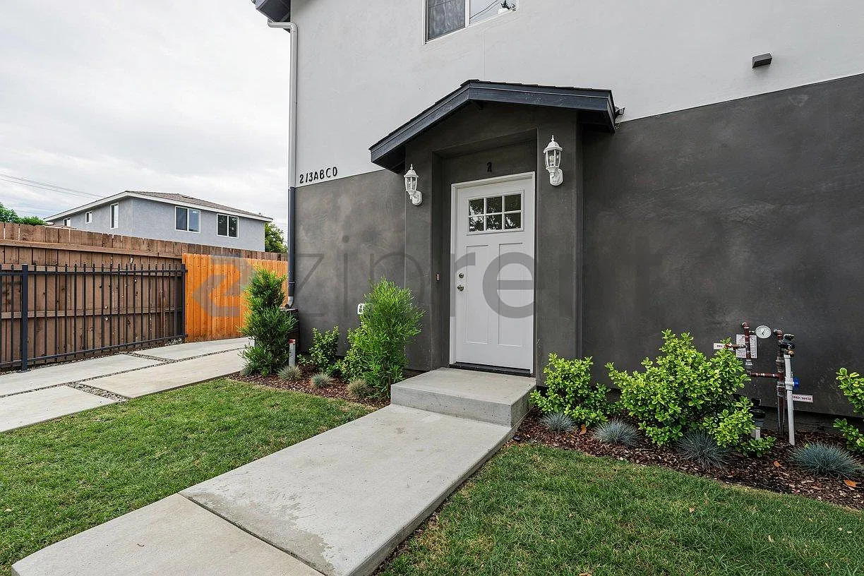 213 E Raymond St — Photo 2