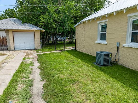 4th image of 1015 N Willow Street