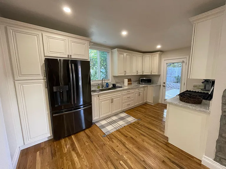 221 S Buena Vista St #A — Photo 2