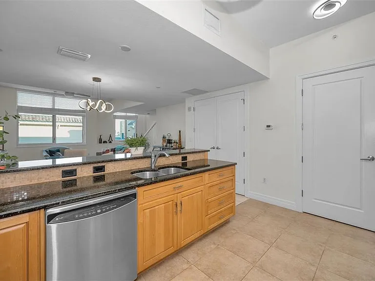 331 Cleveland St #310 — Photo 17
