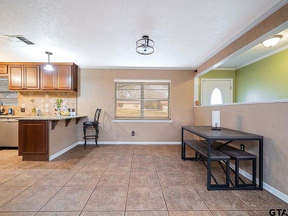 5th image of 110 Cheryl St