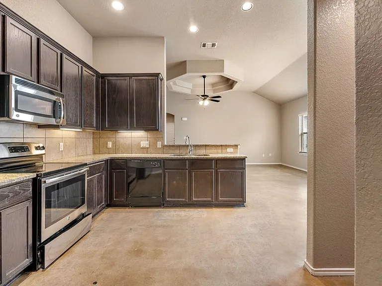 1066 Carolyn Cv — Photo 6