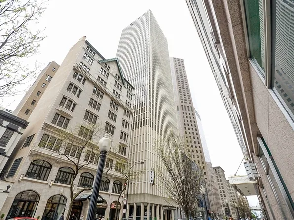 100 E Walton St APT 20D, Chicago, IL 60611