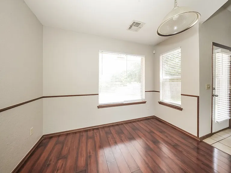 329 Ridge Bluff Dr — Photo 6