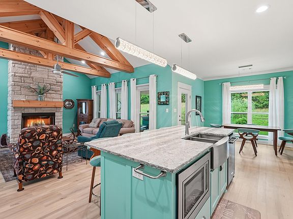 4th image of 37 Ridge View St