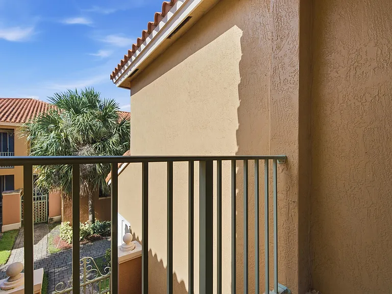 732 SW 106th Ave #2011 — Photo 25