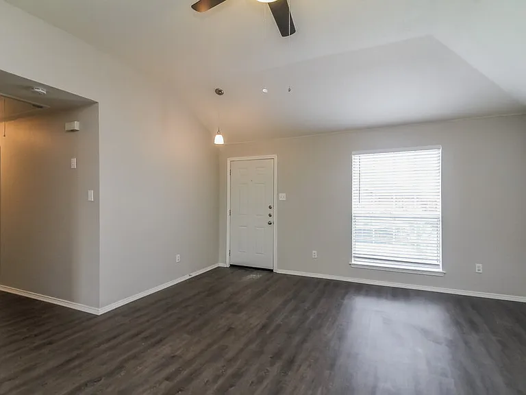 2841 Saint Croix Ave — Photo 3