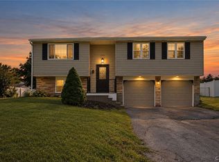 8300 Redwing Dr, Liverpool, NY 13090