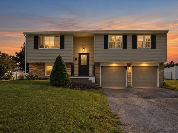 8300 Redwing Dr, Liverpool, NY 13090