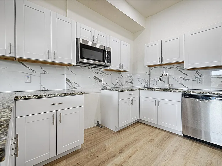230 Heritage Ct — Photo 3