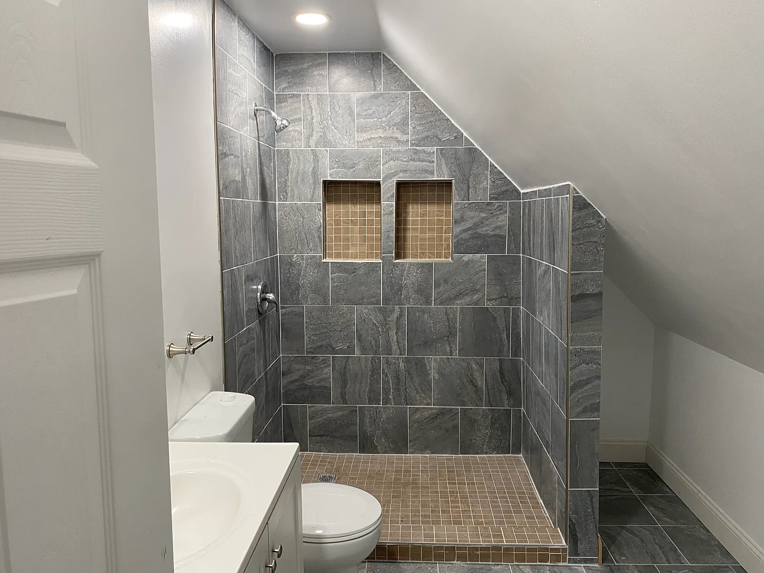 3 bed, 1200 sqft, $1,200 — Photo 2